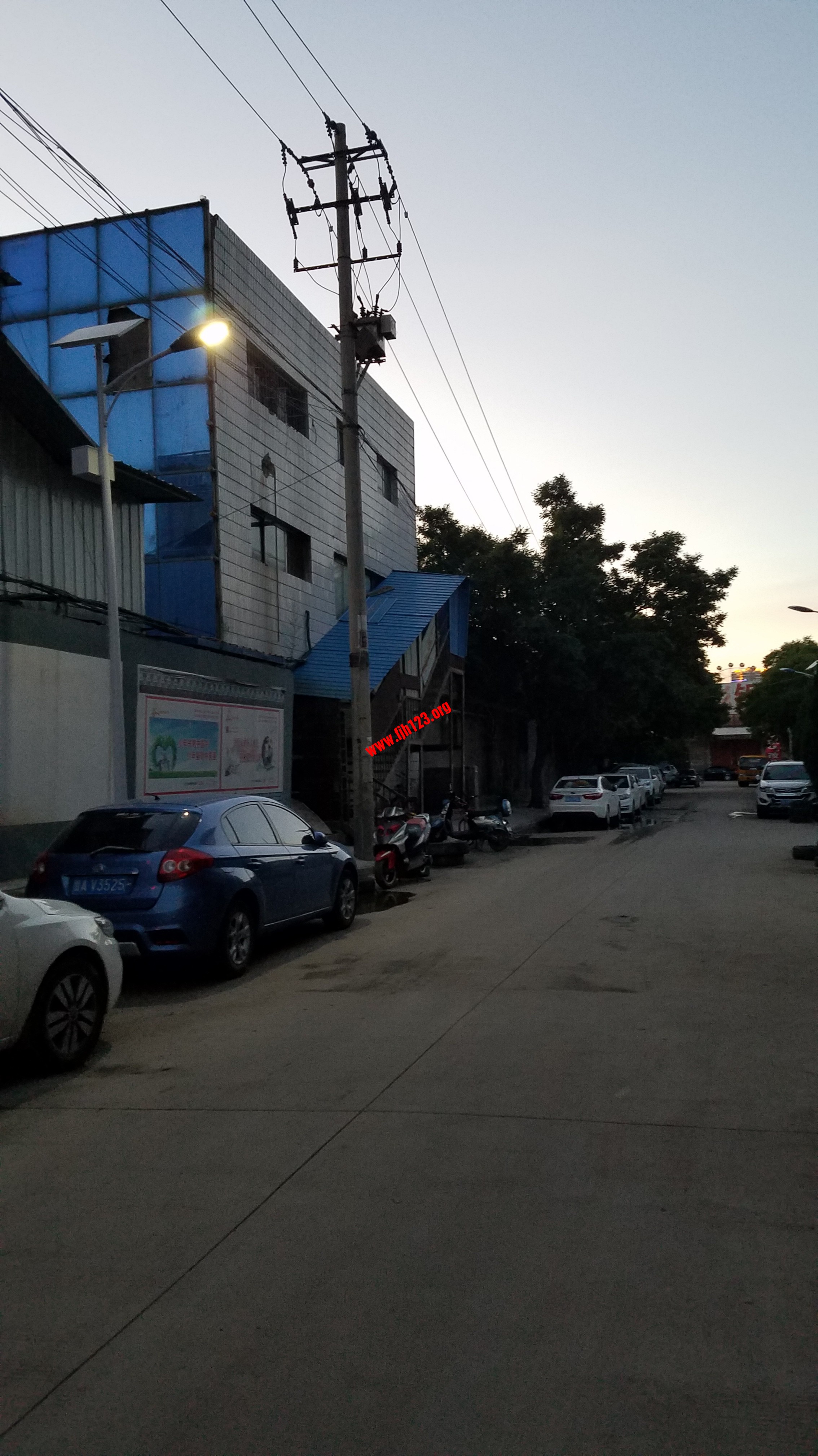 蓝色彩钢板顶的楼梯